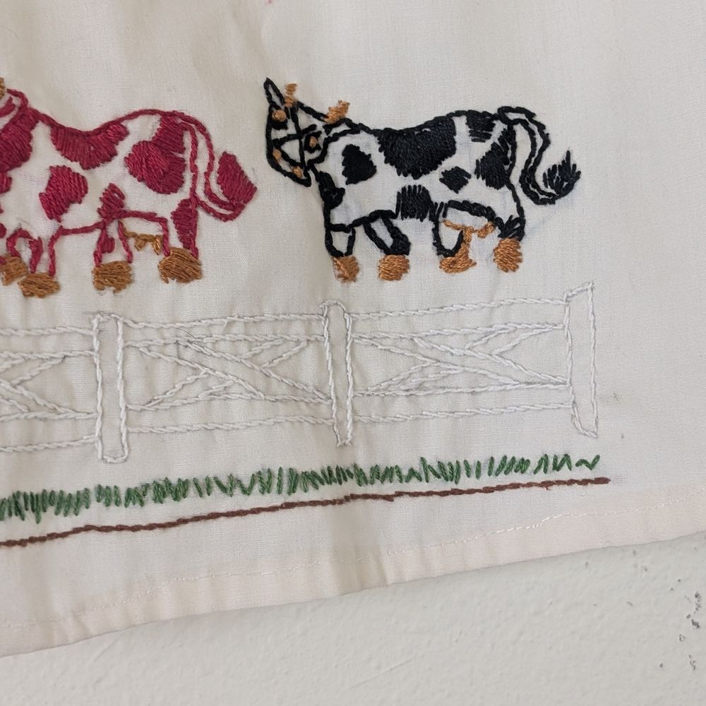 Vintage Hand Embroidered Child's Apron, Cows Farmhouse Country - Picture 4 of 6